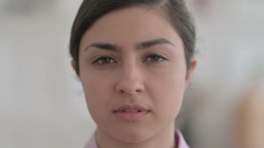 Kameraya bakan Hintli kadına yaklaş.