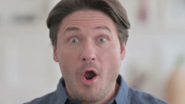 Şok İfadesi Olan Genç Adam 'ın Kapanışı