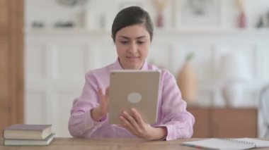 Ofisteki Tablette Başarı Kutlaması yapan Hintli Kadın 