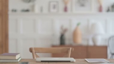 Hintli Kadın Ofiste Dizüstü bilgisayar Açıyor