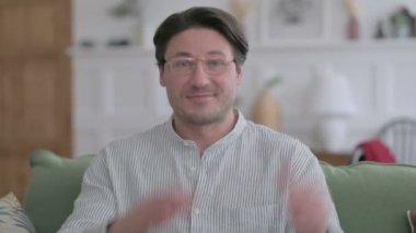 Alkışlayan, alkışlayan genç adamın portresi 