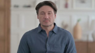 Kameraya bakan genç adamın portresi. 