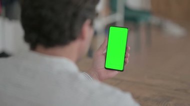 Genç Adam Krom Ekran ile Akıllı Telefon Kullanıyor