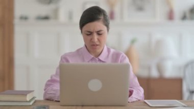 Dizüstü bilgisayarda çalışırken başı ağrıyan Hintli kadın