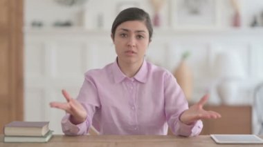 Ofiste otururken görüntülü konuşan Hintli Kadın