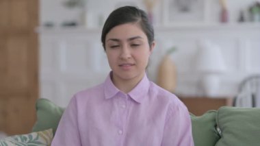 Kameraya bakan Hintli Kadın Portresi 