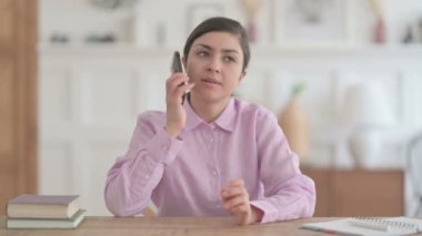 Ofiste telefonda konuşurken kızgın hisseden Hintli kadın