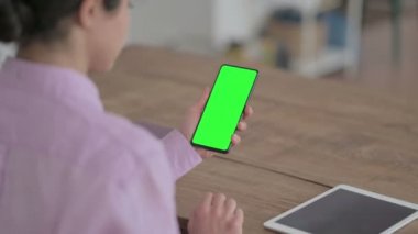 Hintli Kadın Krom Ekran ile Akıllı Telefon Kullanıyor