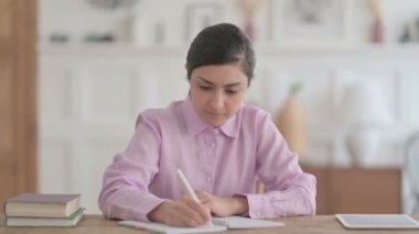 Ofisteki Kağıda Yazan Hintli Kadın