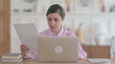 Dizüstü bilgisayarlı Hintli Kadın Ofiste Belgeler Okuyor 