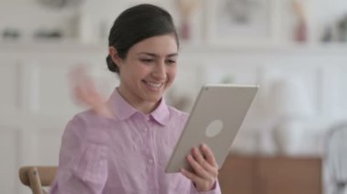 Ofisteki Hintli Kadın 'ın Tabletteki Görüntü Çağrısı 