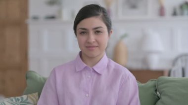 Kameraya gülümseyen Hintli Kadın Portresi 