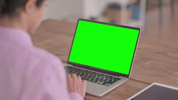 Mujer india usando el ordenador portátil con pantalla verde — Vídeos de Stock