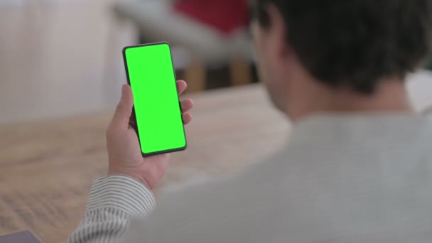 Mladý muž používající smartphone s obrazovkou Chroma — Stock video