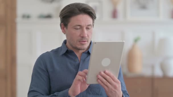 Retrato de joven atractivo usando tableta en la oficina — Vídeos de Stock