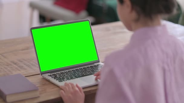 Mujer india usando el ordenador portátil con pantalla verde — Vídeos de Stock