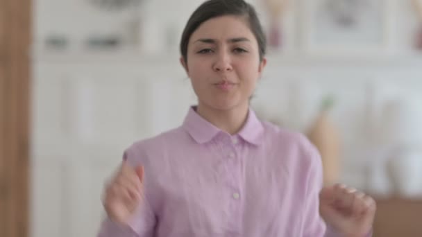 Портрет щасливої індійки танцює в офісі — стокове відео