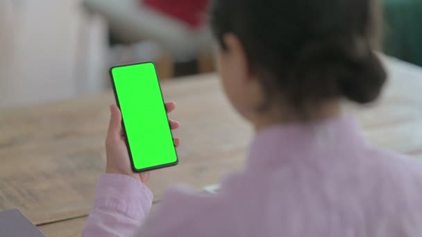 Inderin benutzt Smartphone mit Chroma-Bildschirm — Stockvideo