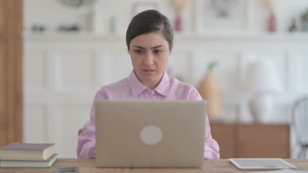 Indiase vrouw reageert op verlies tijdens het gebruik van laptop — Stockvideo