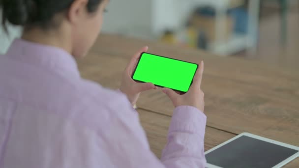 Indiase vrouw op zoek naar Smartphone met chroma scherm — Stockvideo