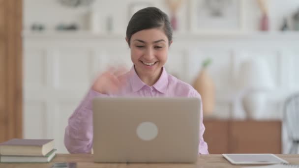 Indien femme parler sur appel vidéo sur ordinateur portable au bureau — Video