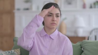 Etrafa Bakınan, Arayan Hintli Kadın Portresi