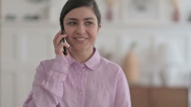 Telefonda Konuşan Hintli Kadın Portresi