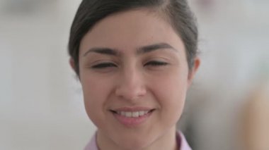 Kameraya gülümseyen Hintli kadına yaklaş.
