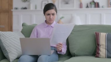 Dizüstü bilgisayarlı Hintli Kadın Belgelerde Hata Yapıyor, Kanepe 