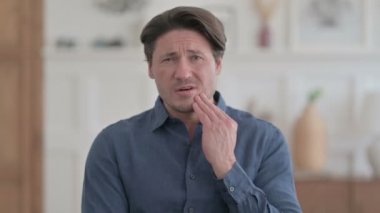 Dişi ağrıyan hasta genç adamın portresi