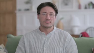 Etrafa Bakınan Genç Adamın Portresi