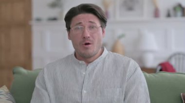 Kayıp ve Başarısızlığa Tepki Veren Genç Adamın Portresi 