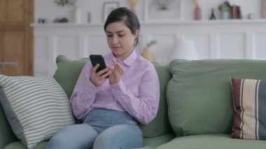 Hintli Kadın Evde Akıllı Telefon 'da Başarı Kazandı