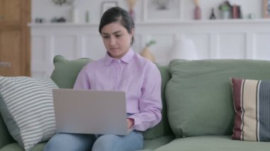Hintli Kadın Dizüstü bilgisayarını kapattı Ayağa kalktı, Gidiyor