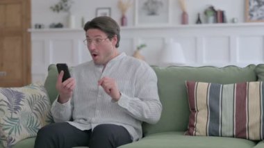 Genç adam evde akıllı telefondan kayboluyor. 