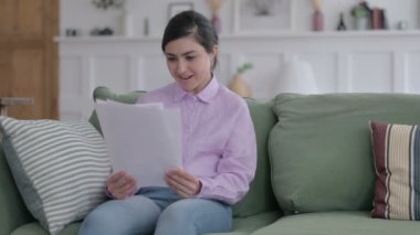 Hintli Kadın Belgelerde Başarı Kazandı, Kanepe 