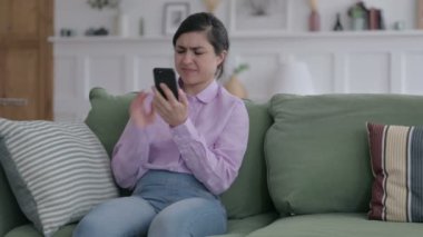 Kızgın Hintli kadın telefonda konuşuyor. 