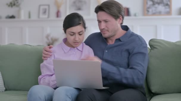 Młody mężczyzna i indyjska kobieta czuje się rozczarowany podczas korzystania z laptopa — Wideo stockowe