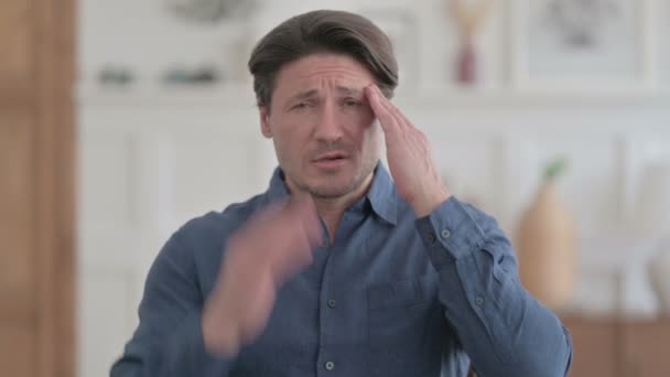 Portrét mladého muže s bolestí hlavy — Stock video