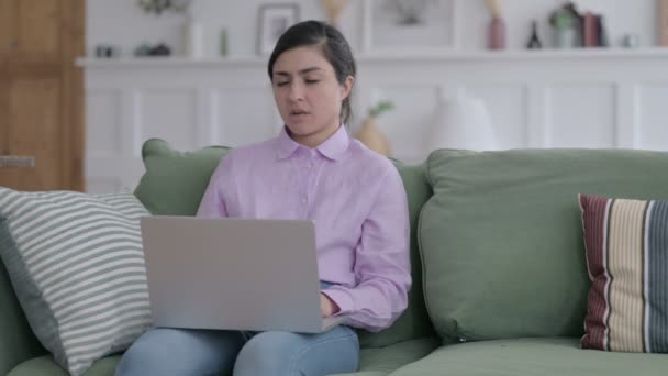 Hintli Kadın Kanepede dizüstü bilgisayarla çalışırken esniyor — Stok video