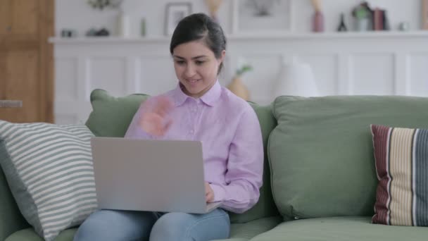 Indiai nő beszél videohívás Laptop a kanapén — Stock videók