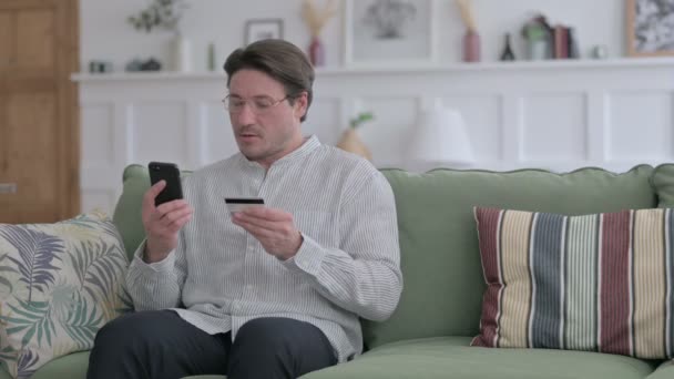 Giovane uomo che effettua il pagamento online su smartphone — Video Stock