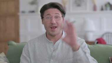 Videodaki Konuşan Genç Adamın Portresi 