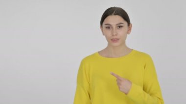 İspanyol Kadın Beyaz Arkaplanda Ürünleri Gösteriyor