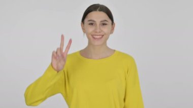 İspanyol Kadın Beyaz Arkaplanda Zafer İşareti Gösteriyor