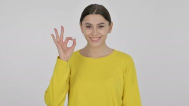Beyaz Arkaplanda Tamam İşareti Gösteren İspanyol Kadın