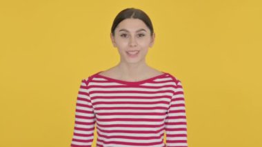 Sarı Arkaplanda İspanyol Kadın Başparmağıyla Yukarı