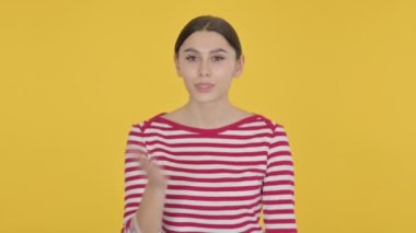 Uçan Öpücük: İspanyol Kadın: Sarı Arkaplanda