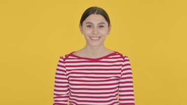 İspanyol Kadın Sarı Arkaplanda Başı Sarsıyor