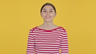 İspanyol Kadın Sarı Arkaplanda Başı Sarsıyor